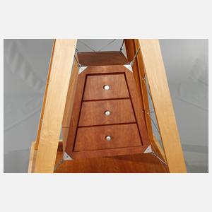 Kommode in Pyramidenform