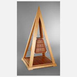 Kommode in Pyramidenform