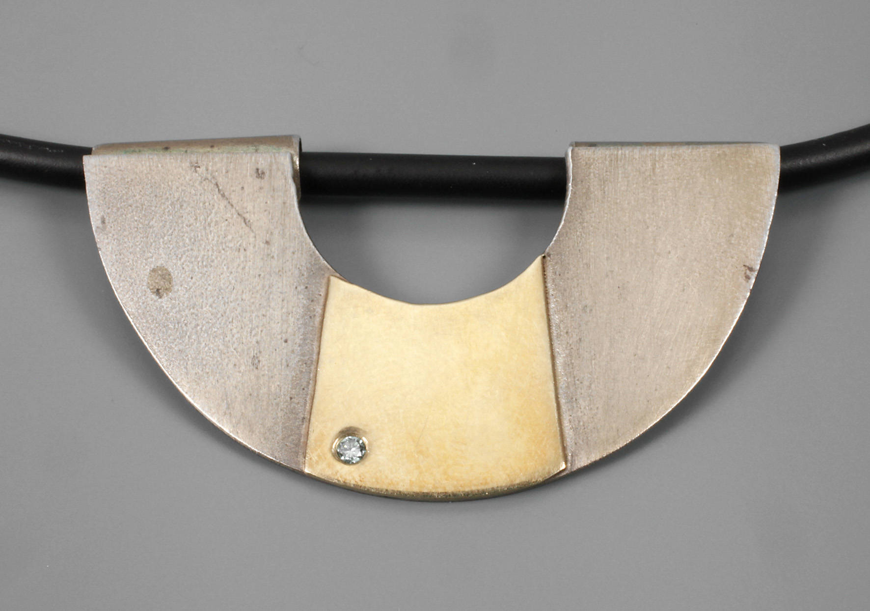 Designcollier mit blauem Brillant