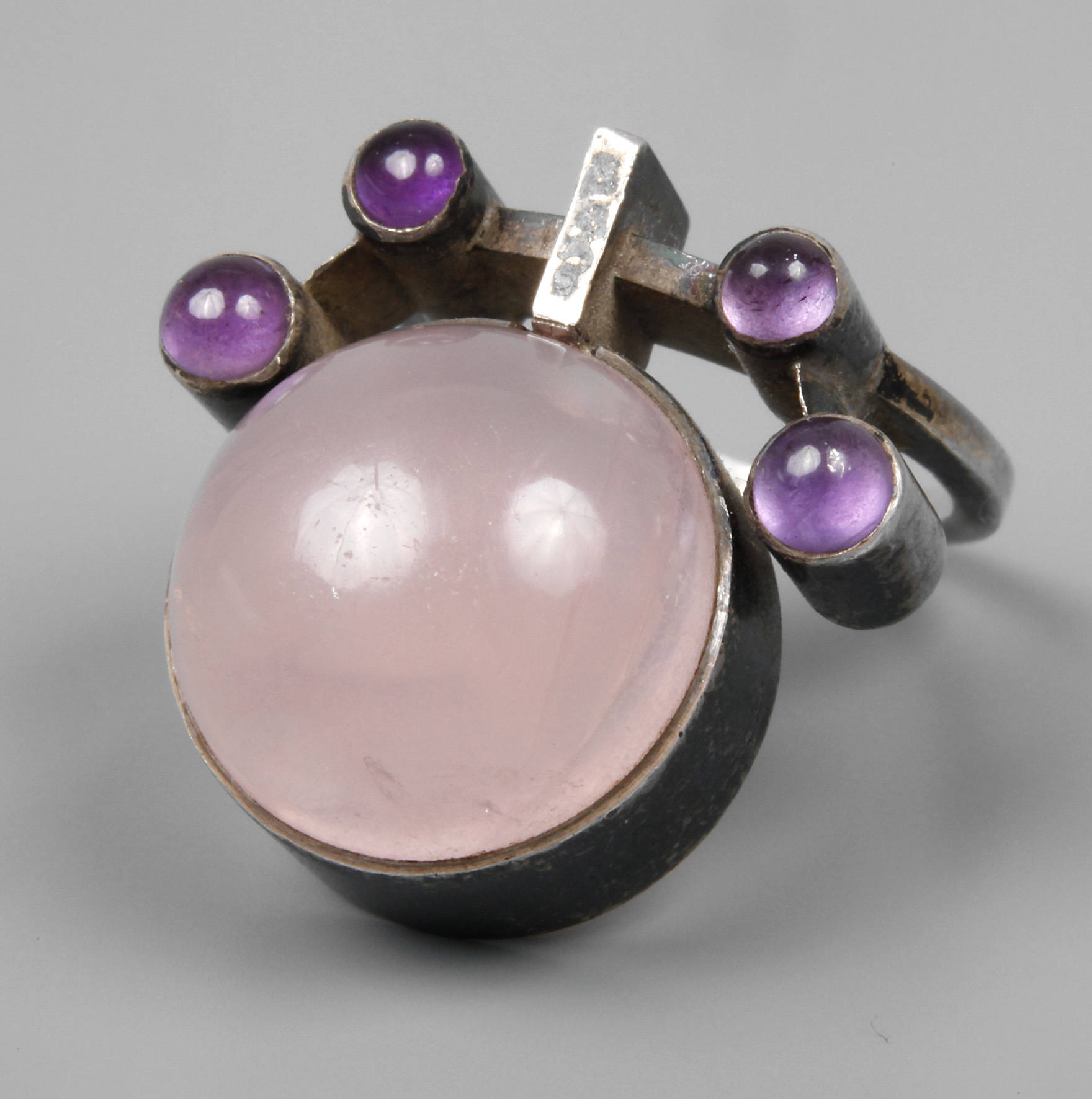 Designerring mit Steinbesatz