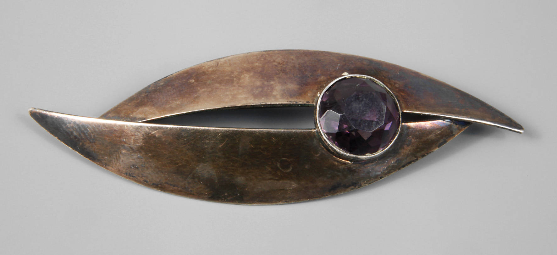 Silberbrosche mit Amethyst