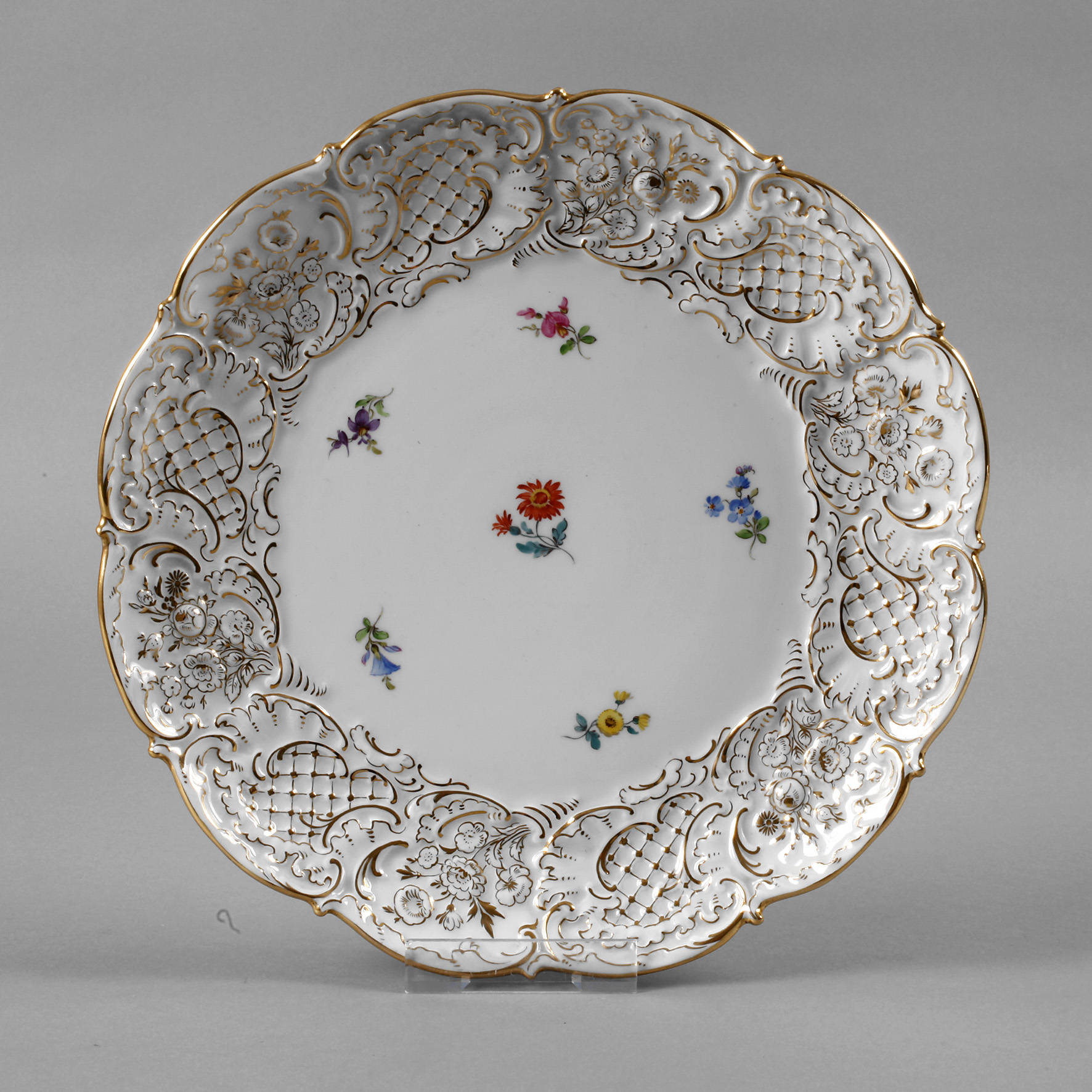 Meissen Prunkteller ”Gestreute Blümchen”
