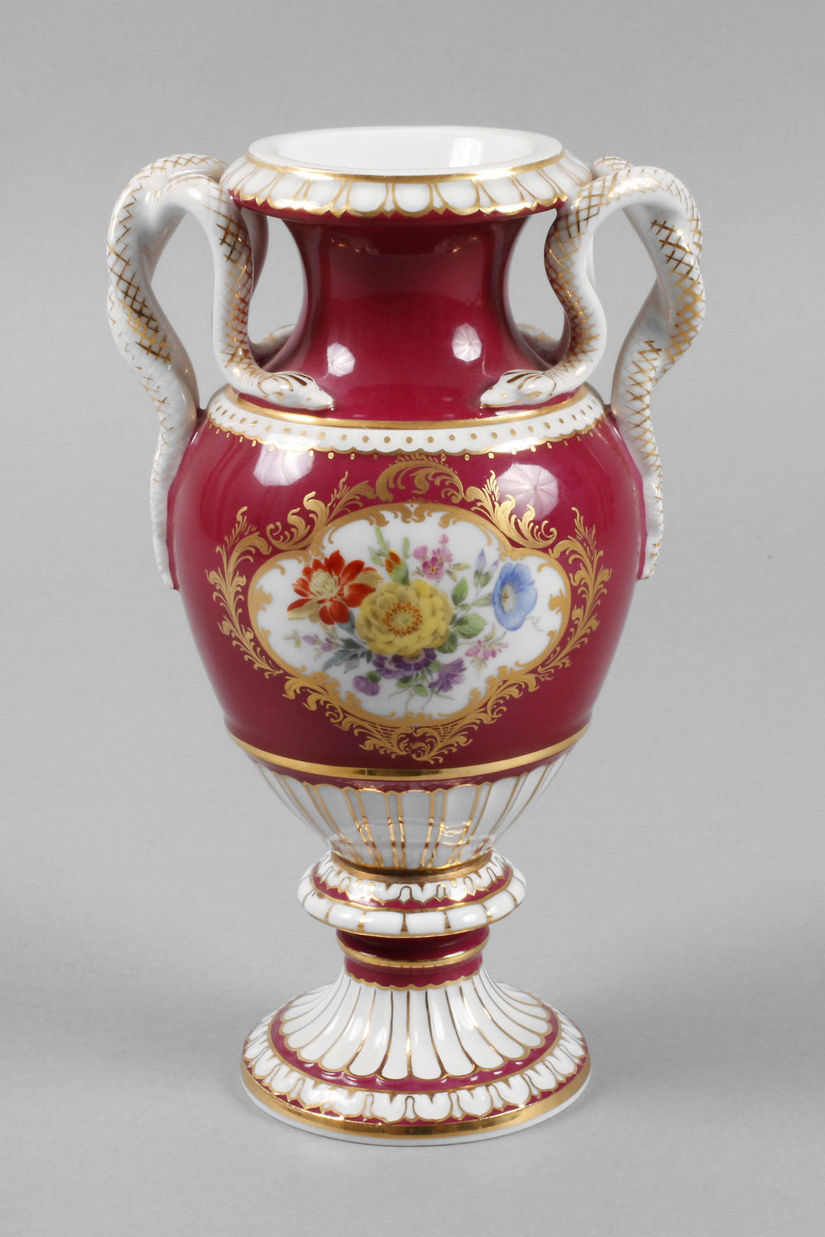 Meissen Schlangenhenkelvase ”Blütenbukett”