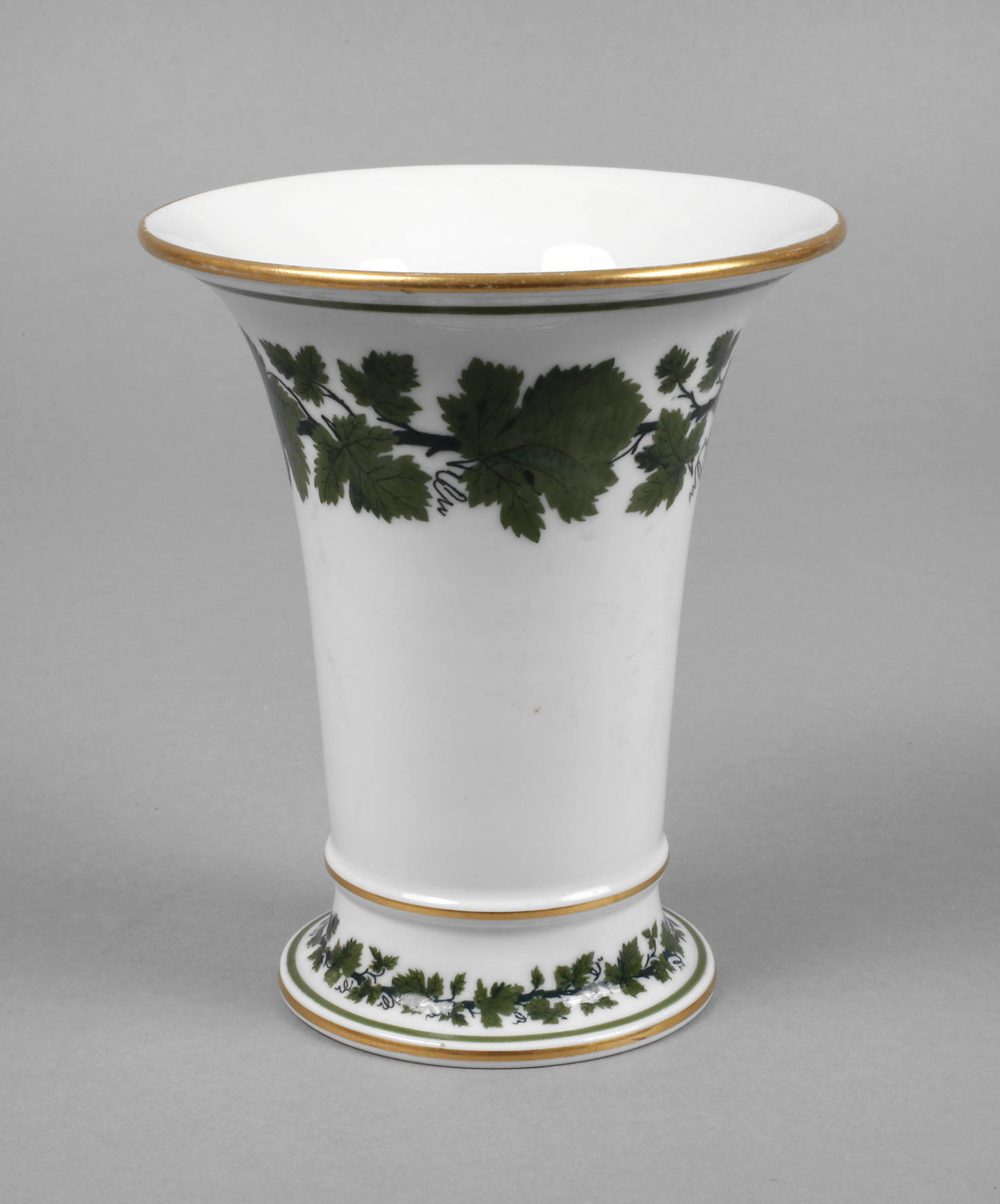 Meissen Trichtervase Weinlaubdekor