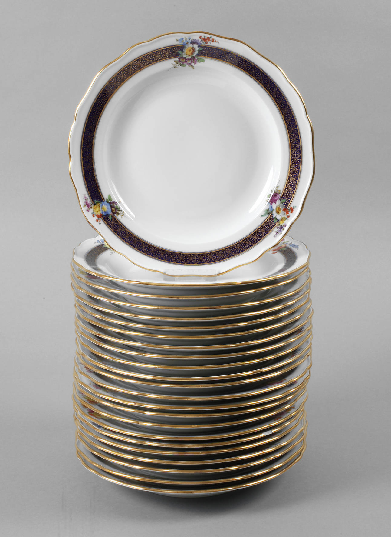 Meissen 23 Speiseteller Bordüre mit Blumenbuketts