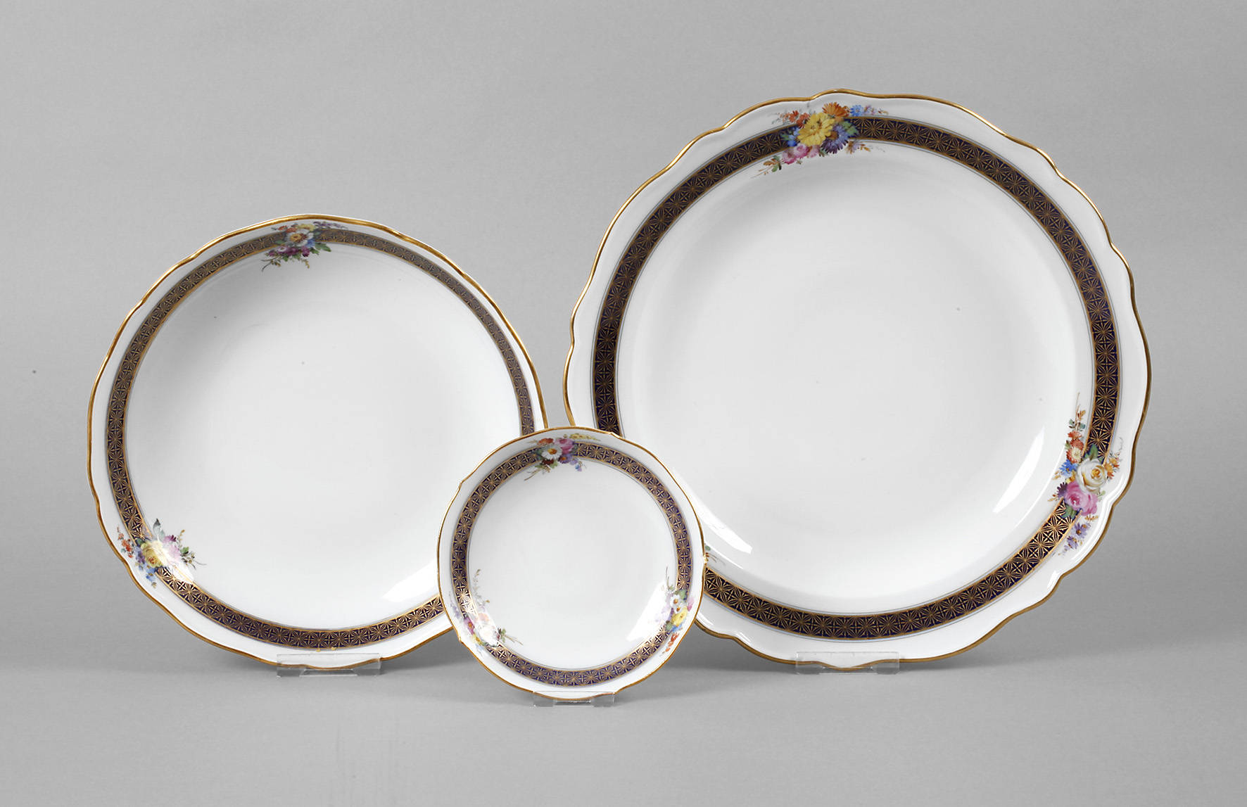 Meissen drei Schalen Bordüre mit Blumenbuketts