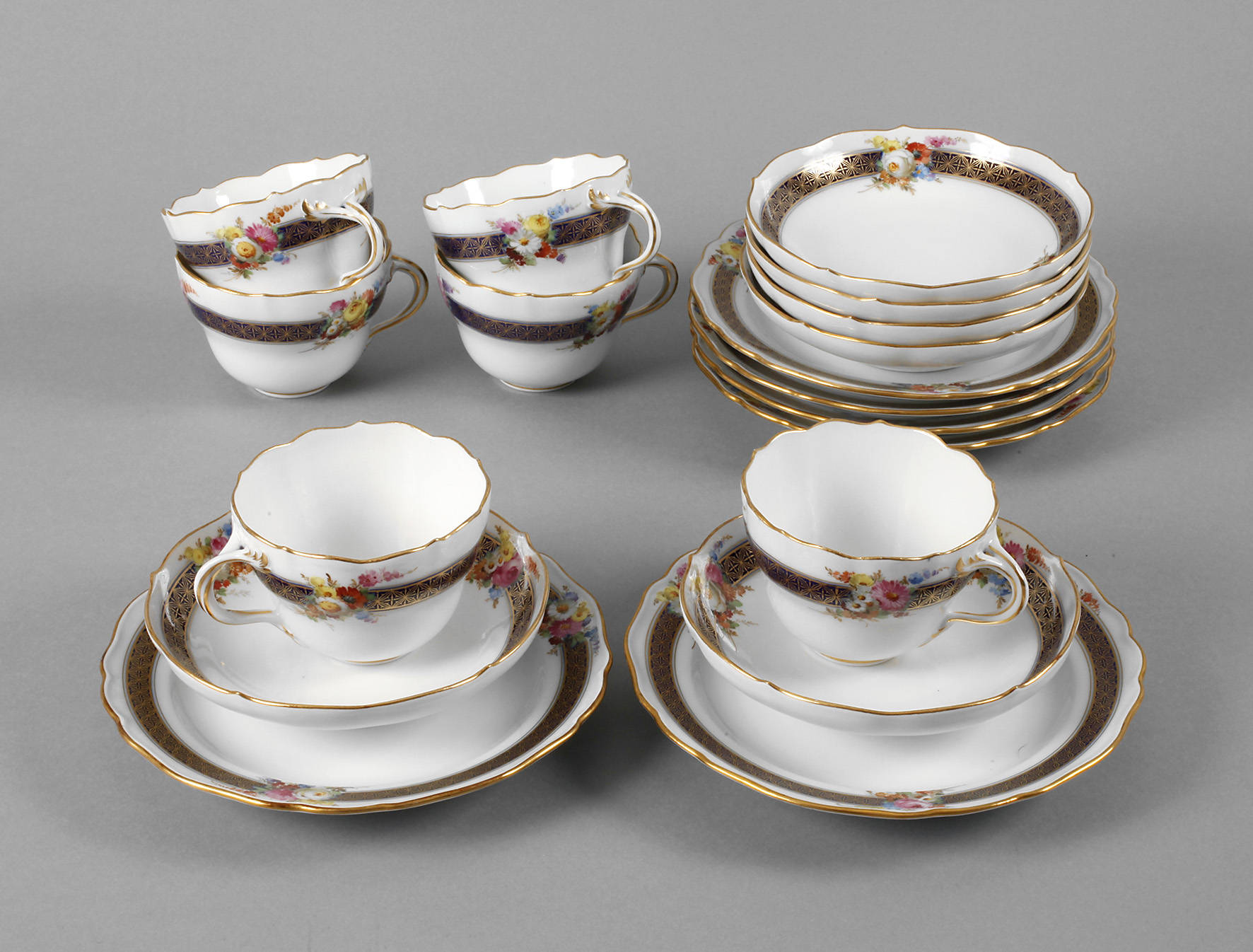 Meissen sechs Gedecke Bordüre mit Blumenbuketts