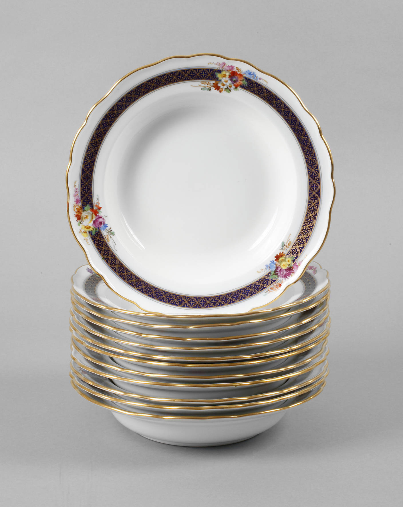 Meissen zwölf Suppenteller Bordüre mit Blumenbuketts