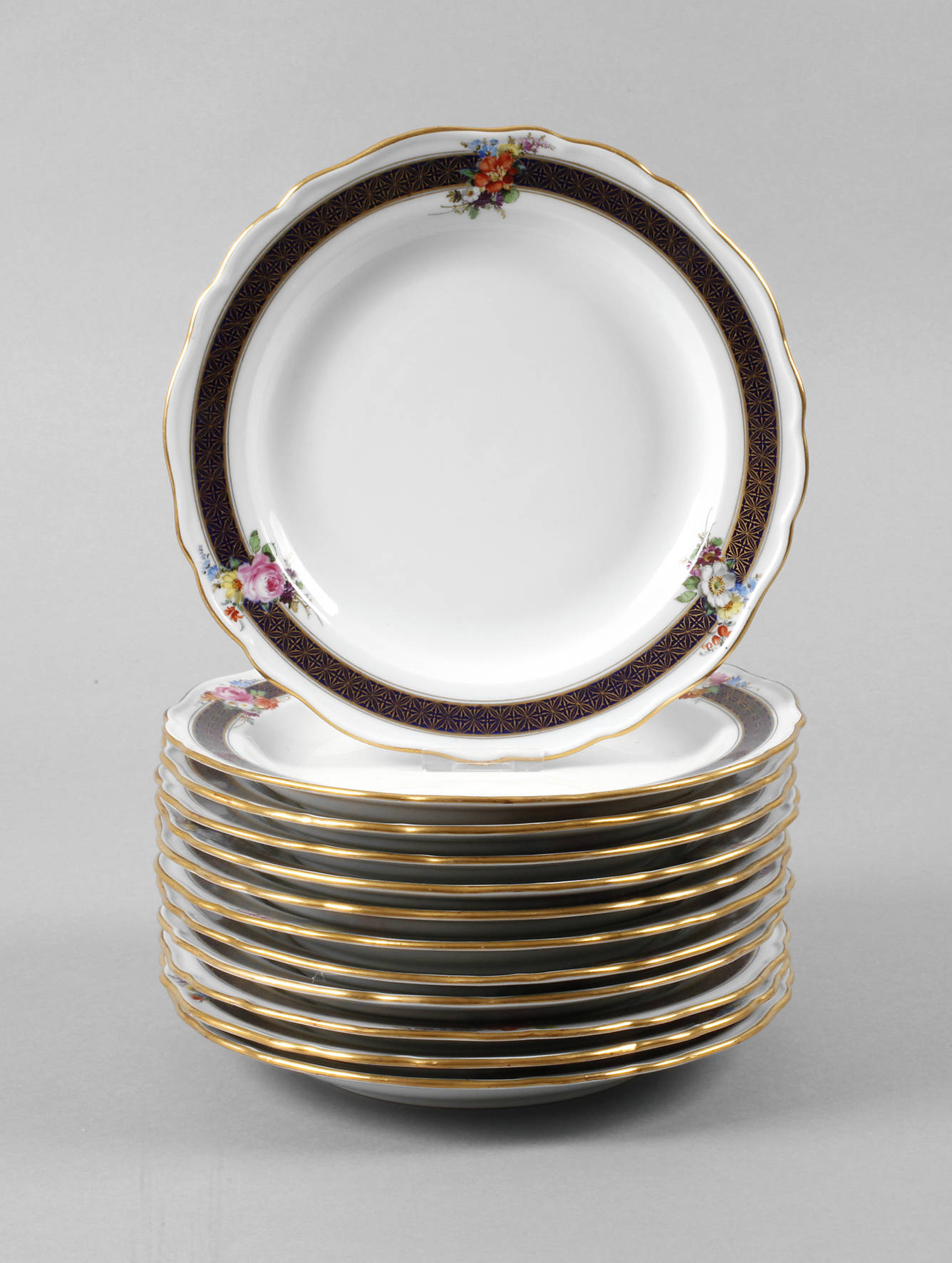 Meissen zwölf Vorspeisenteller Bordüre mit Blumenbuketts