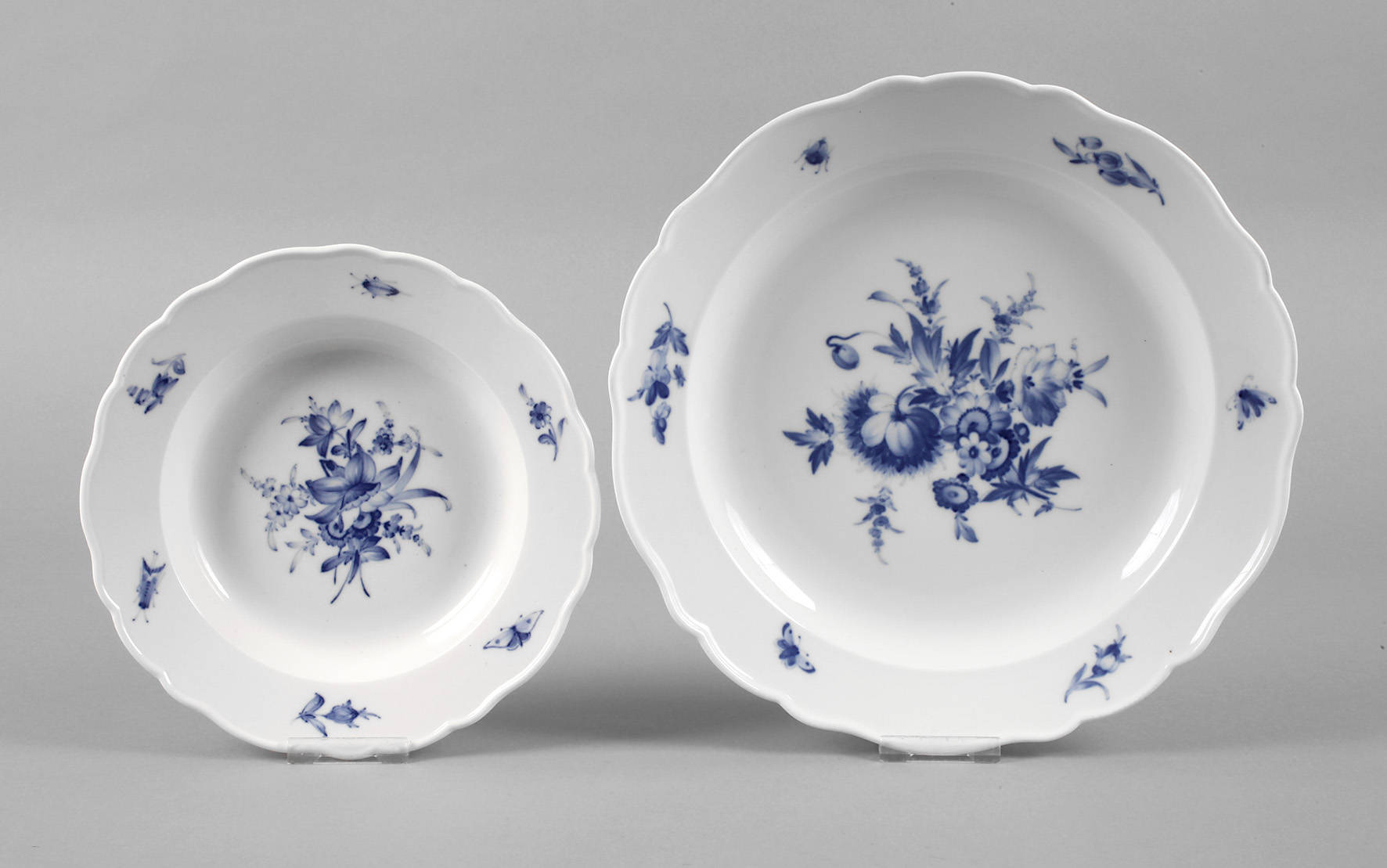 Meissen zwei Teller ”Blaue Blume mit Insekten”