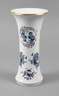 Meissen Trompetenvase ”Reicher Drache, hellblau”