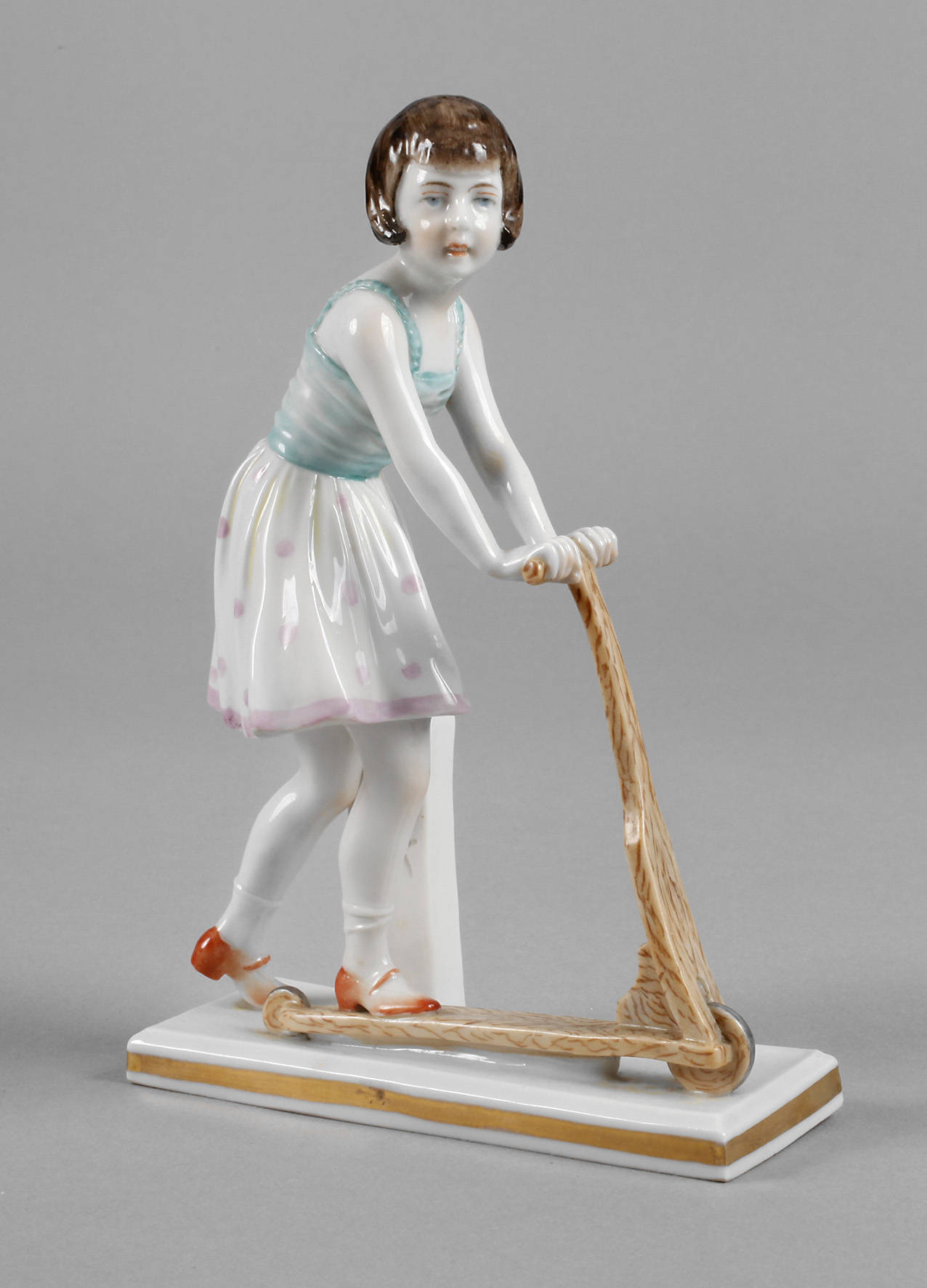 Volkstedt Mädchen auf Roller