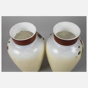 Paar Milchglasvasen Historismus