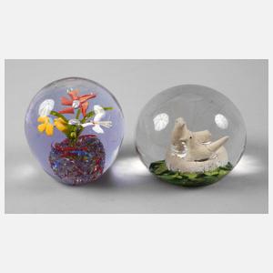 Zwei Paperweight