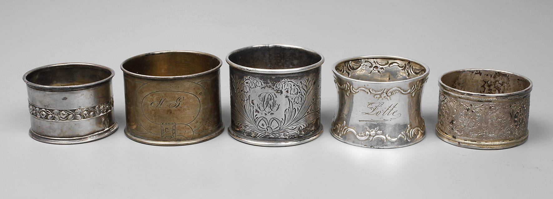 Fünf Serviettenringe Silber