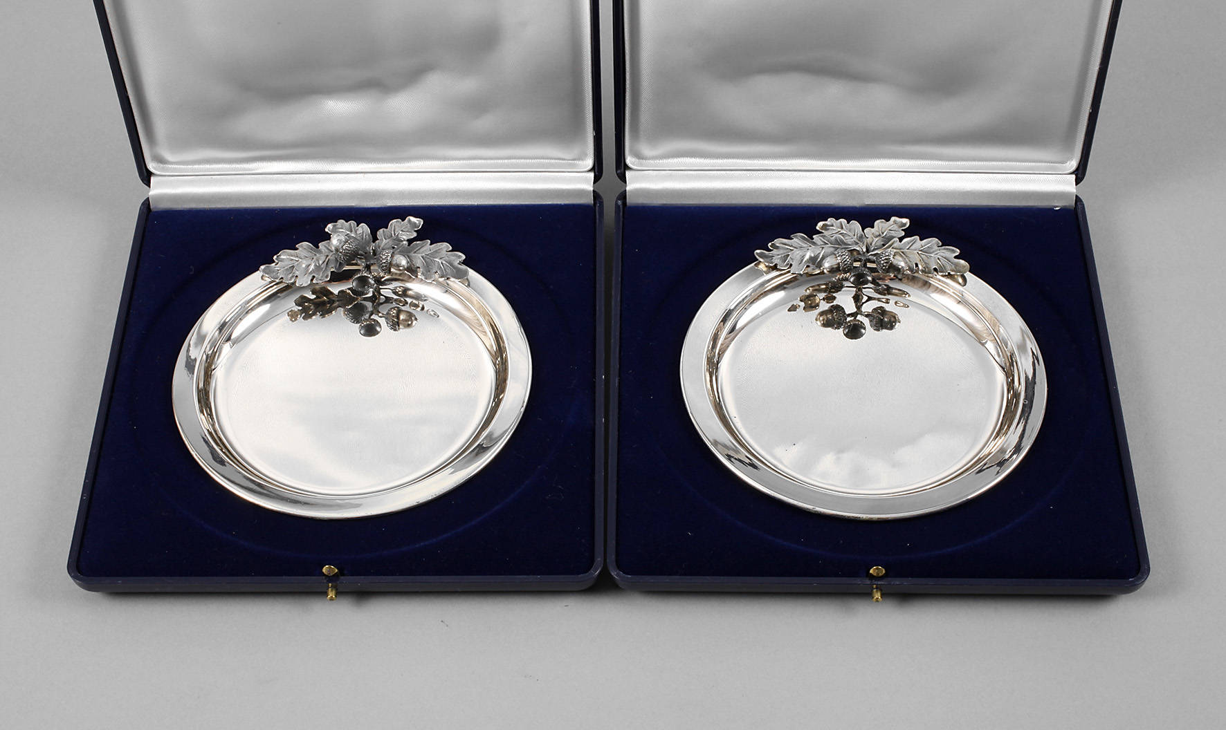 Paar jagdliche Silberteller