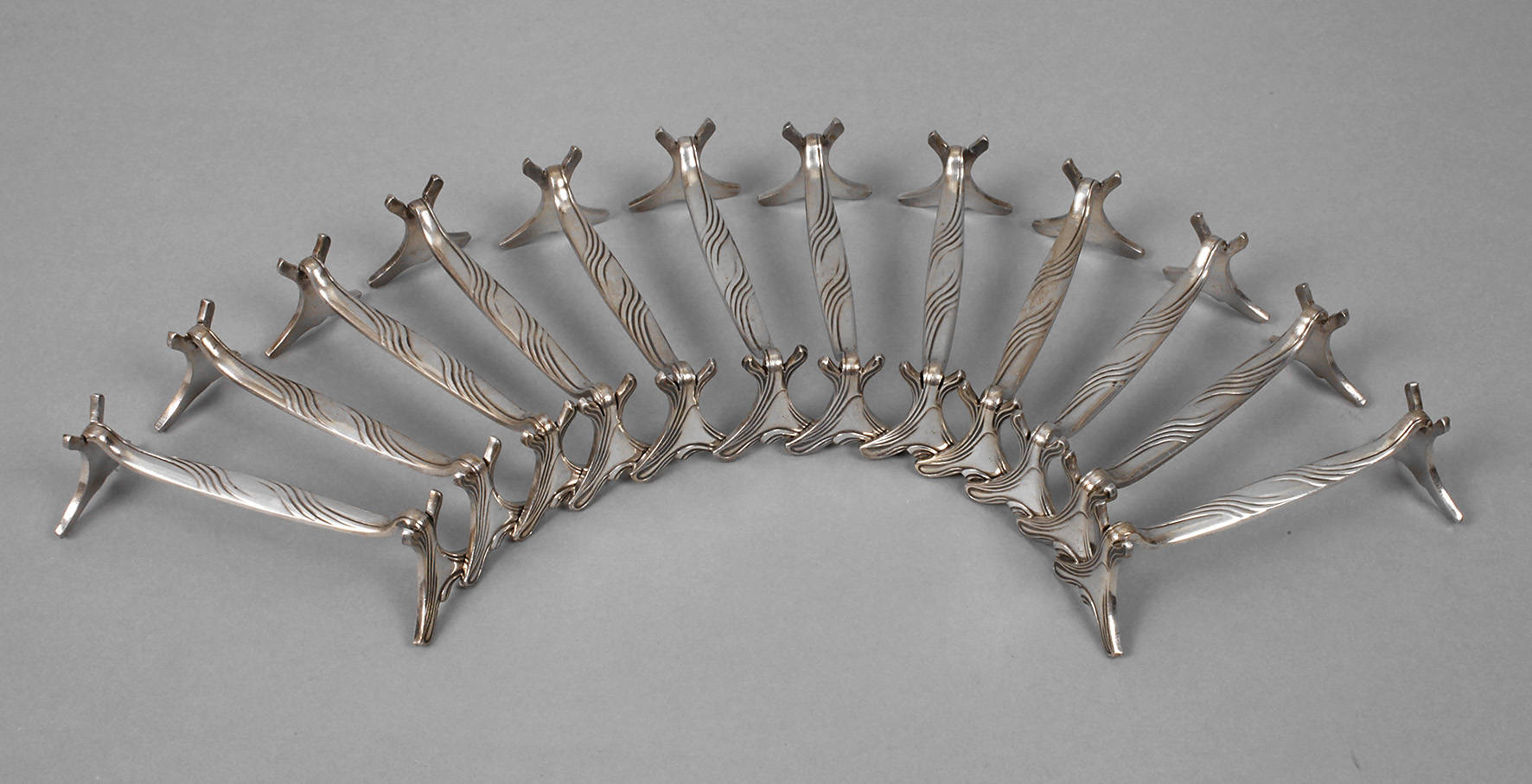 Christofle & Cie. zwölf Messerbänkchen Art déco