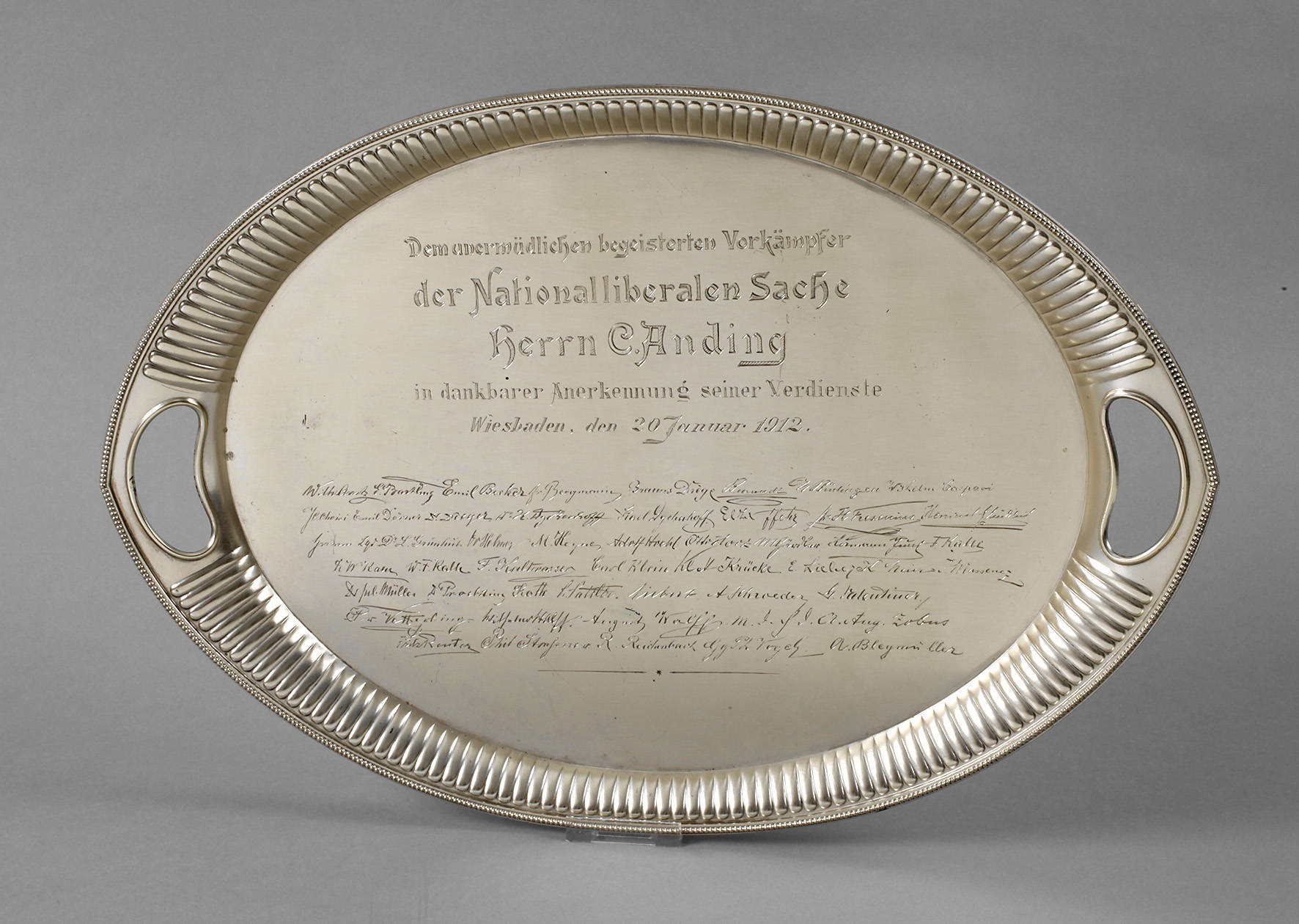 Großes Tablett als Ehrengeschenk