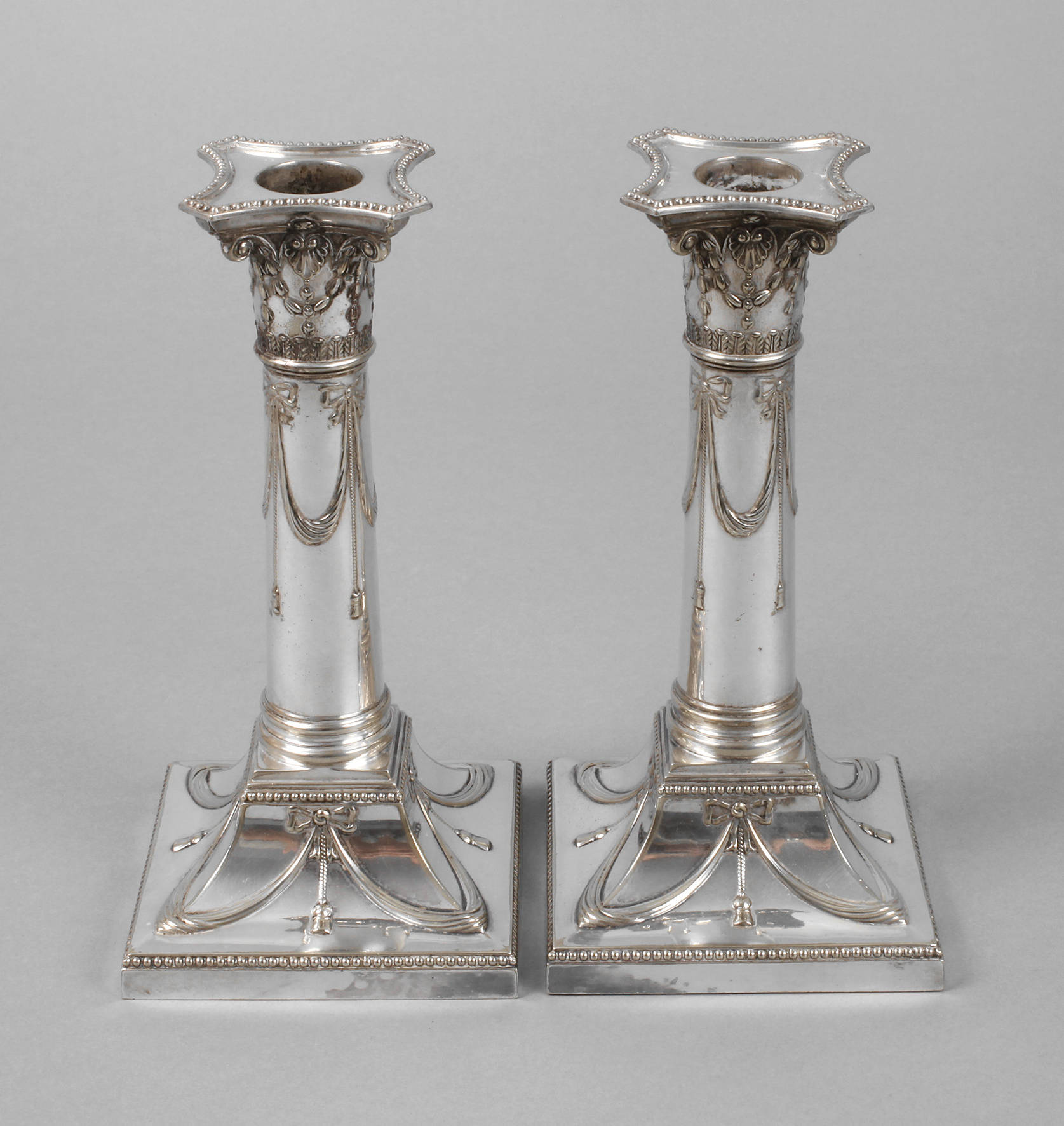 Mappin & Webb Paar klassizistische Kerzenleuchter