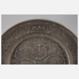 Großer Zinnteller mit floraler Gravur