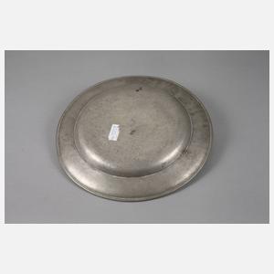 Großer Zinnteller mit floraler Gravur