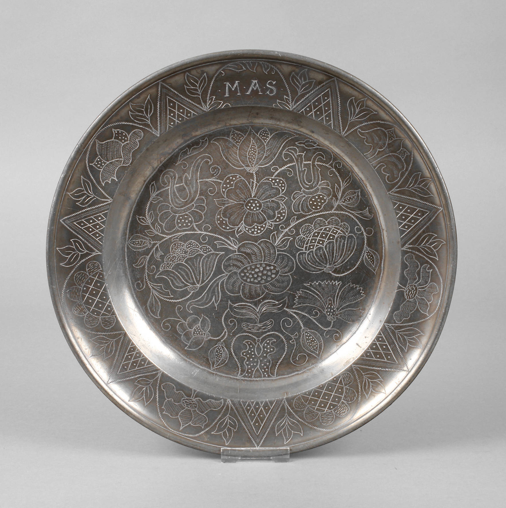 Großer Zinnteller mit floraler Gravur