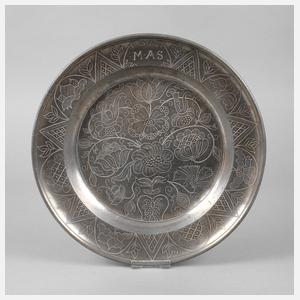 Großer Zinnteller mit floraler Gravur