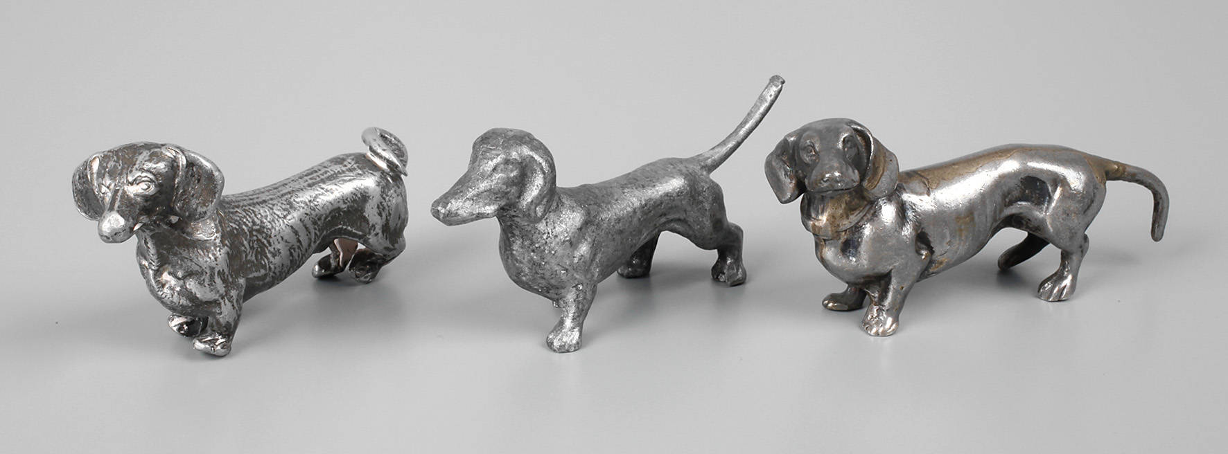 Drei kleine Hundefiguren