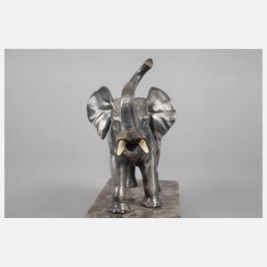 Stehender afrikanischer Elefant