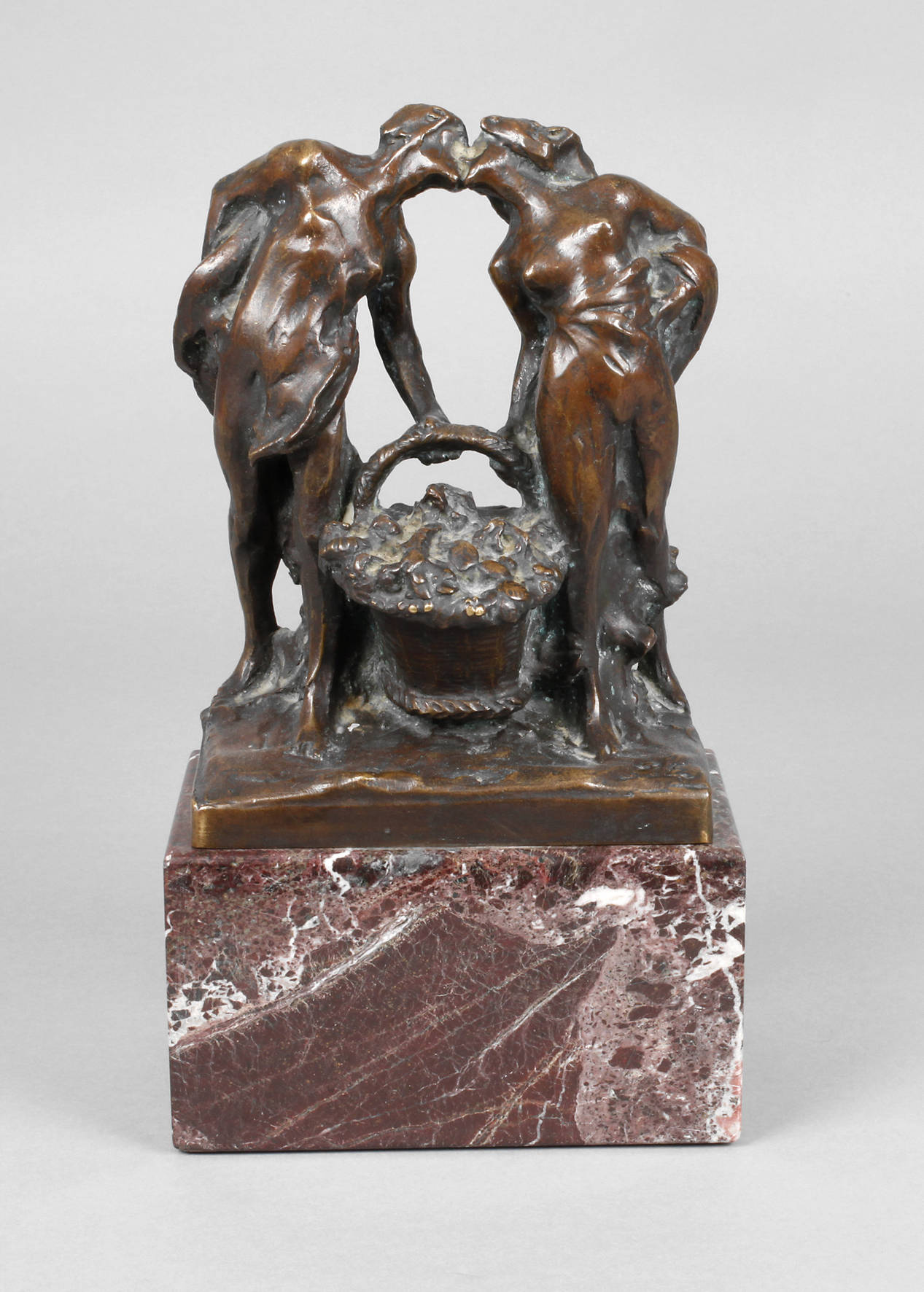 Bronzegruppe Küssende