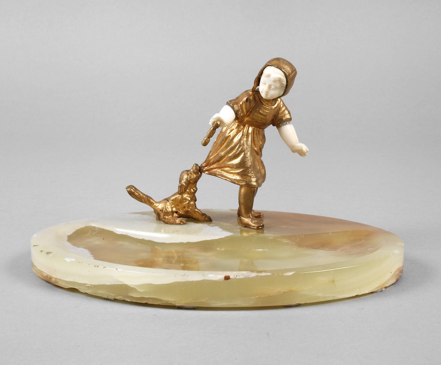 Chryselephantin Mädchen und Hund auf Schale