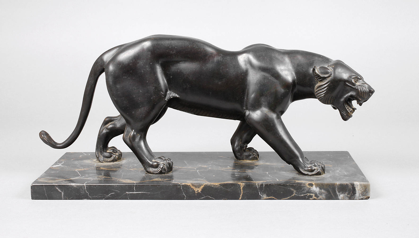 Skulptur schleichende Löwin