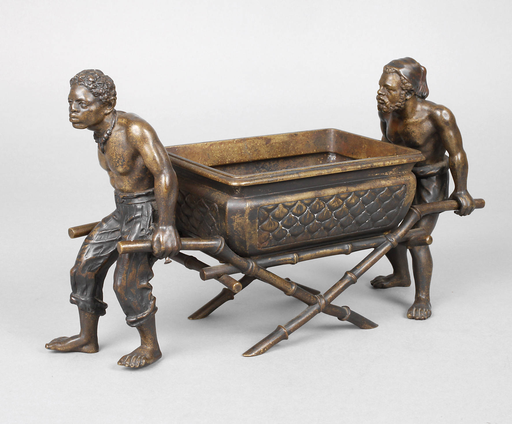 Figürliche Jardiniere mit afrikanischen Trägern