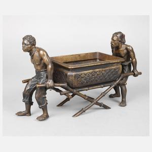 Figürliche Jardiniere mit afrikanischen Trägern