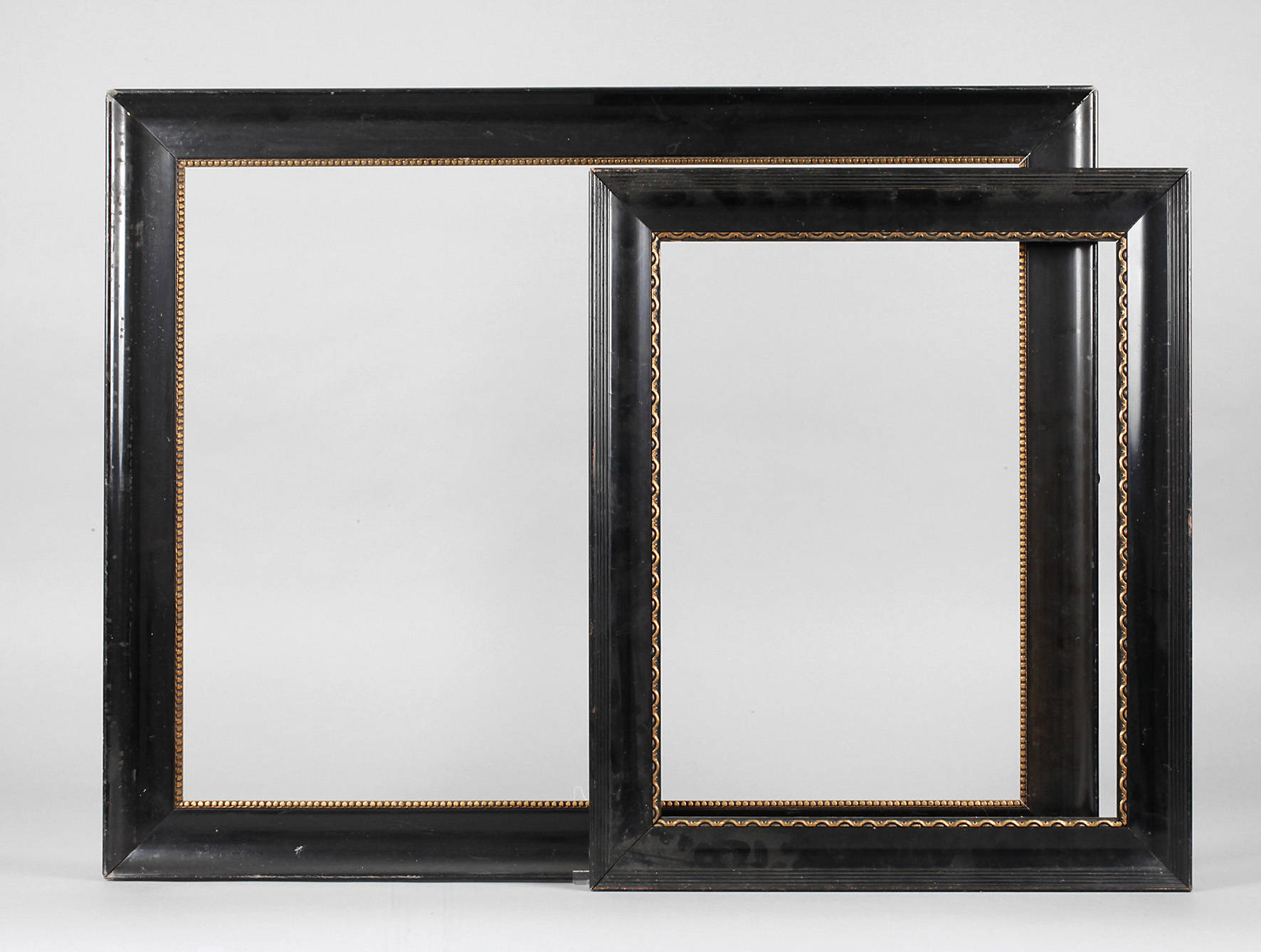 Zwei schwarze Lackleisten