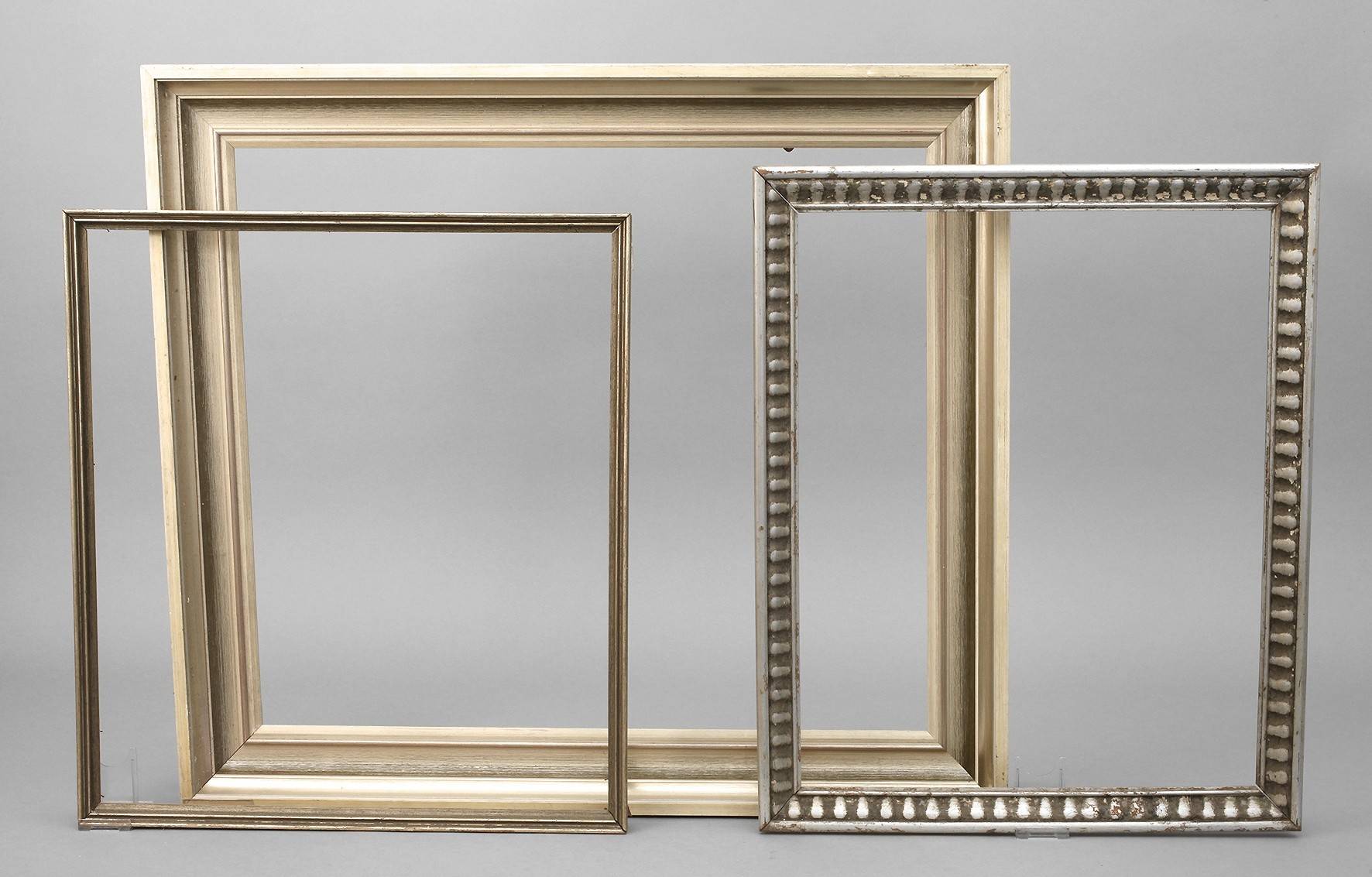 Drei versilberte Leisten