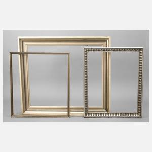 Drei versilberte Leisten