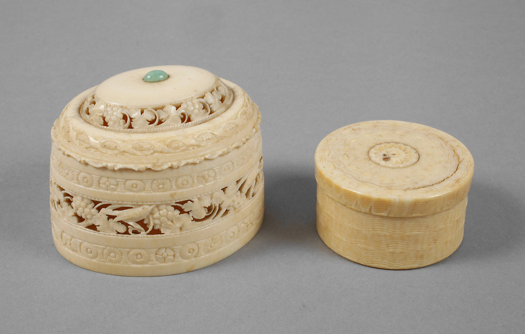 Zwei Elfenbeindosen