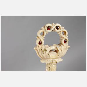 Feine Elfenbeinschnitzerei