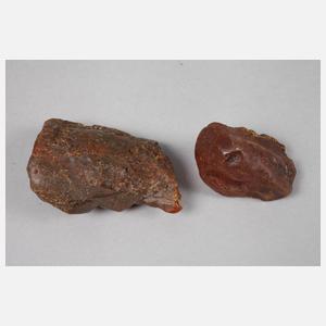 Zwei Rohbernsteine