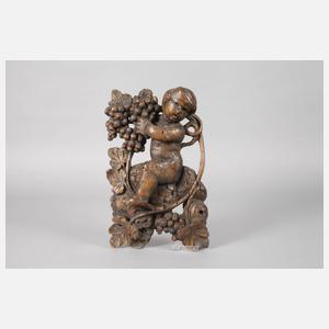 Drei geschnitzte Applikationen