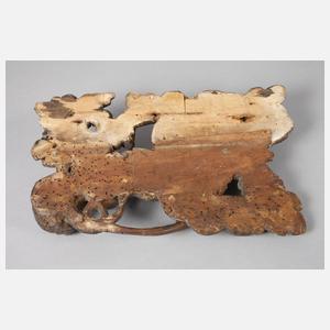 Drei geschnitzte Applikationen