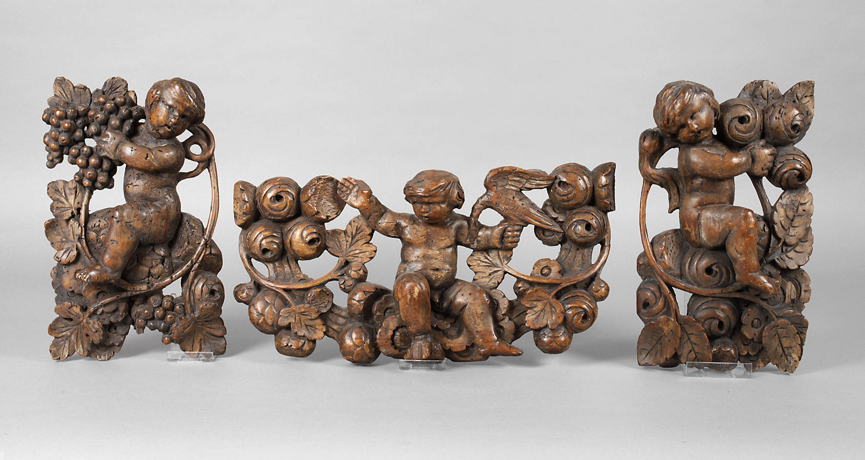 Drei geschnitzte Applikationen