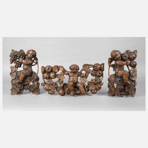 Drei geschnitzte Applikationen