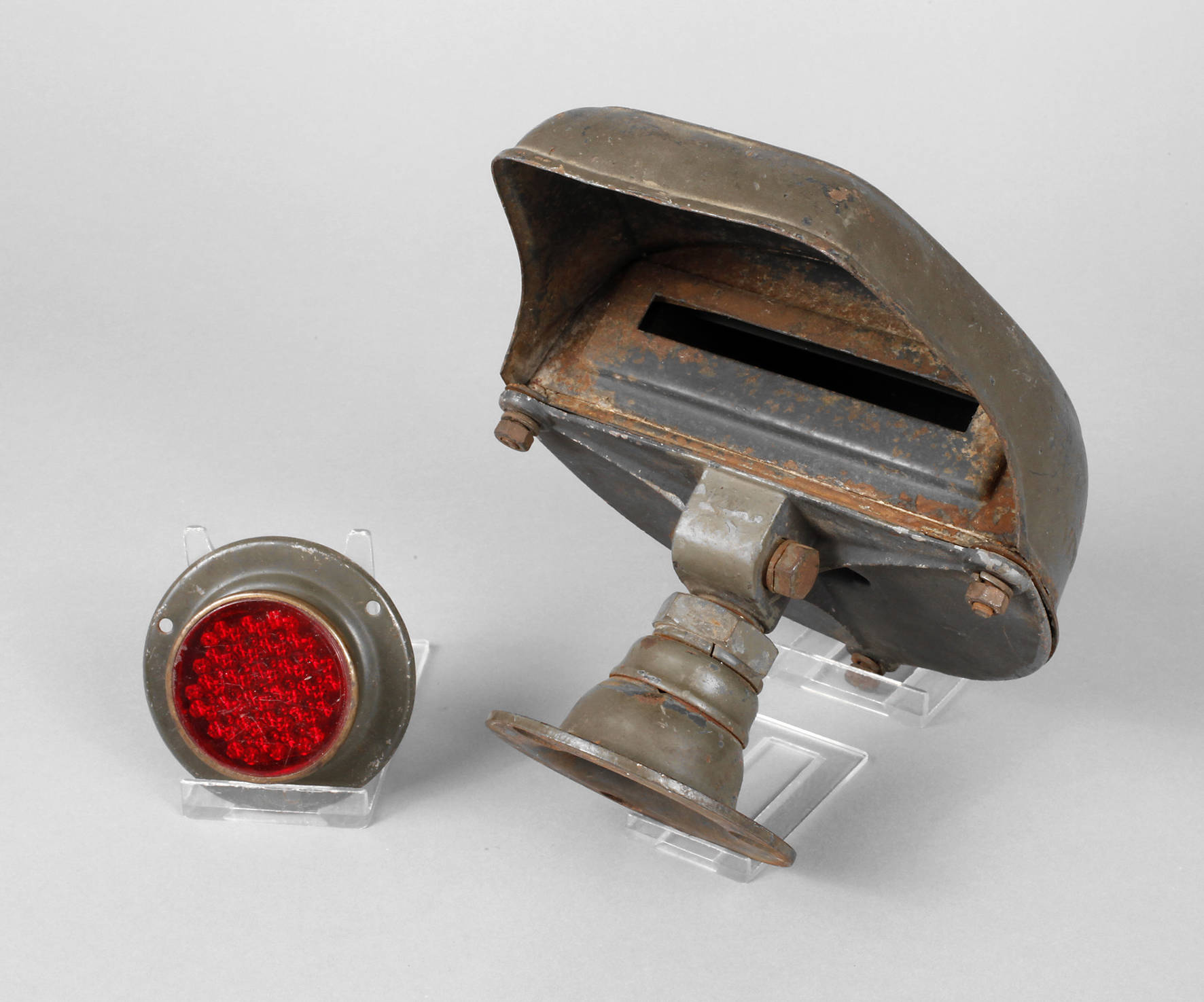 Tarnscheinwerfer und Rücklicht