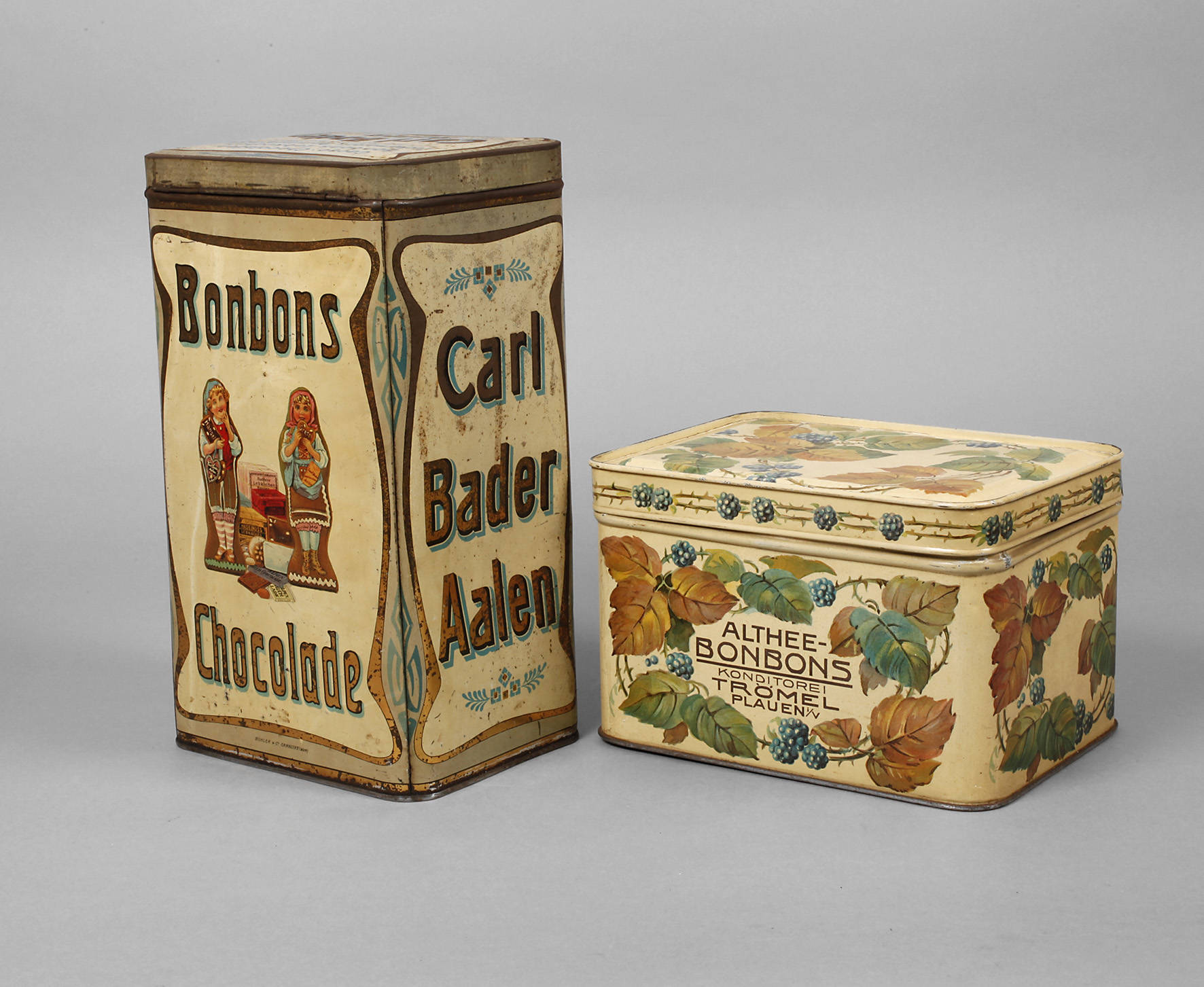 Zwei Werbedosen