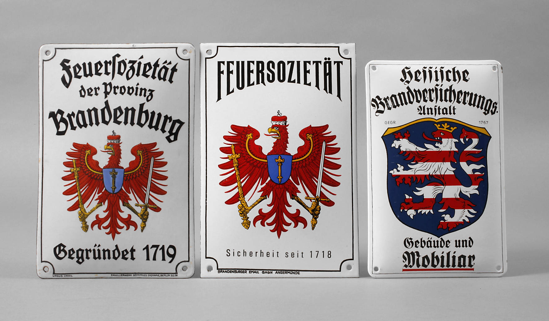 Drei Emailschilder