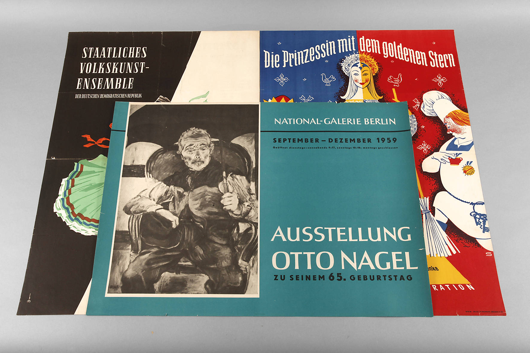 Drei Plakate