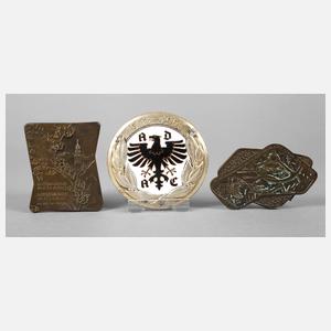 Drei Plaketten Motorsport