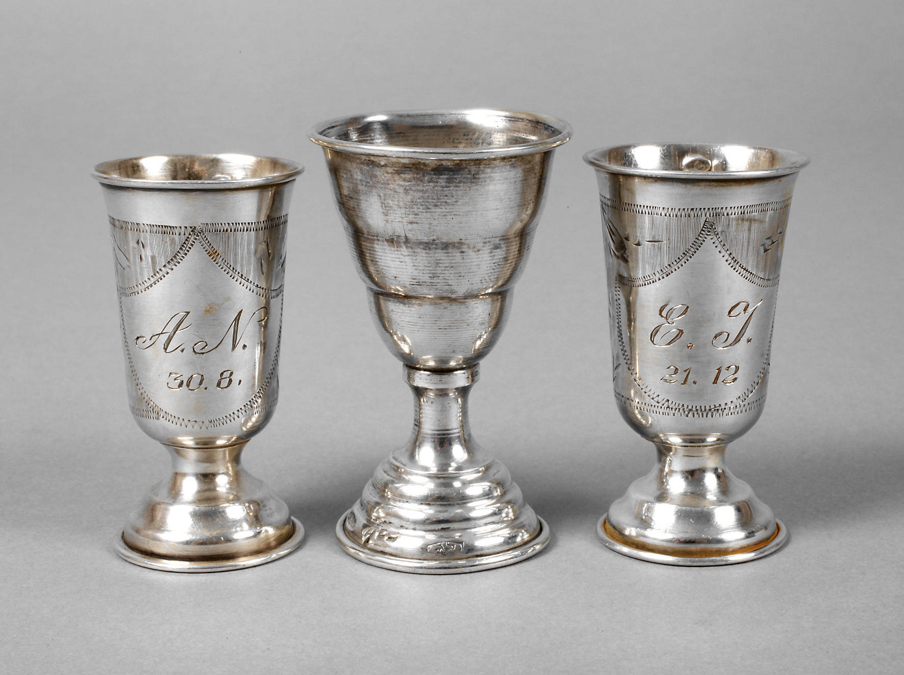 Drei Wodkabecher Silber
